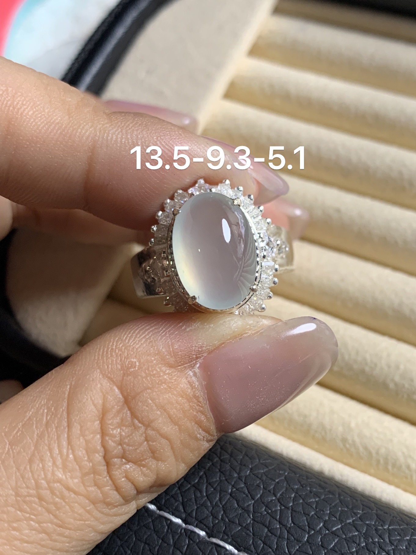 缅甸天然A货翡翠精品白月光蛋面冰冰透透