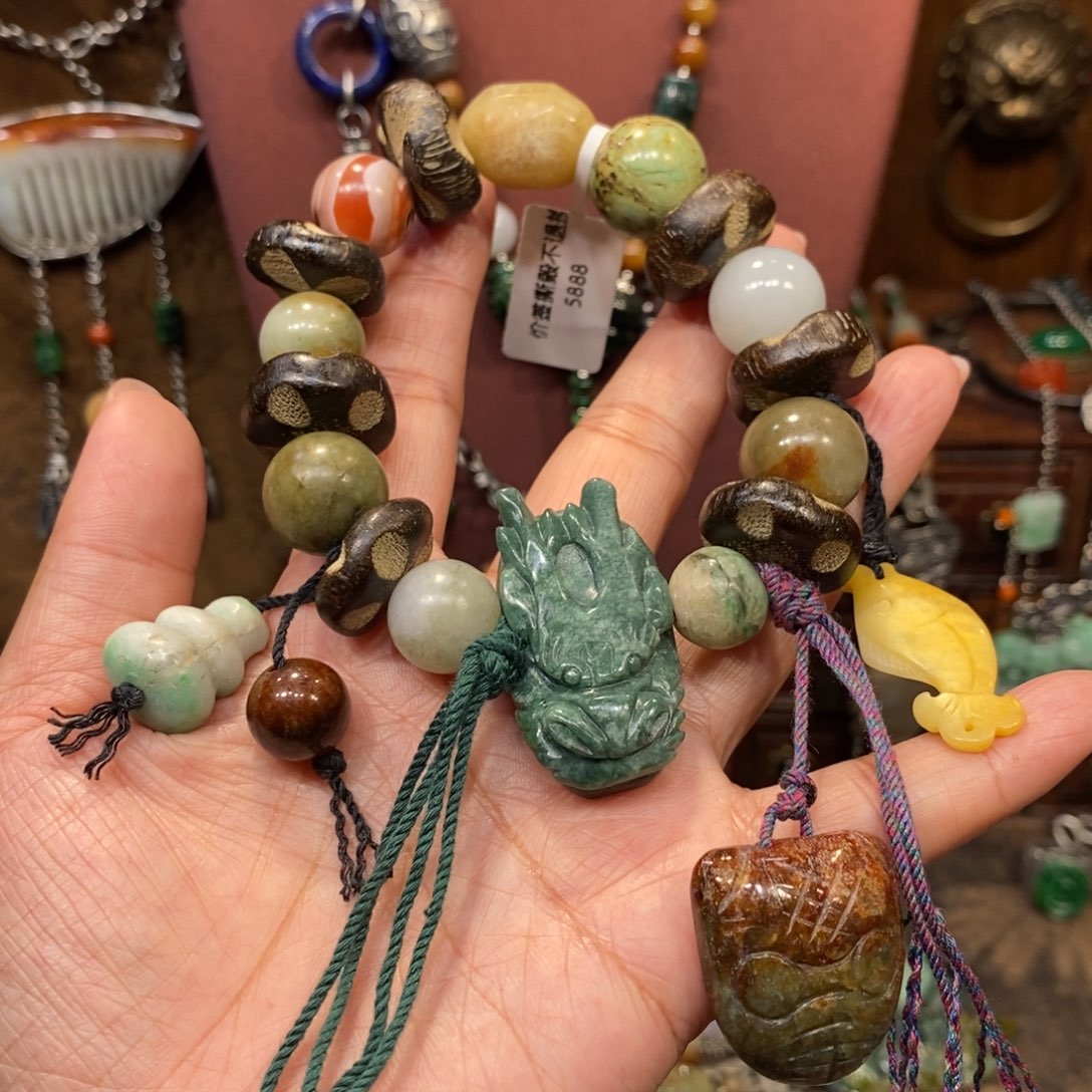 翡翠吊坠(赠链)未镶嵌