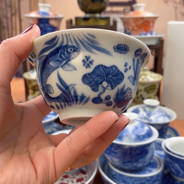 陶摆件青花鱼藻纹压手杯