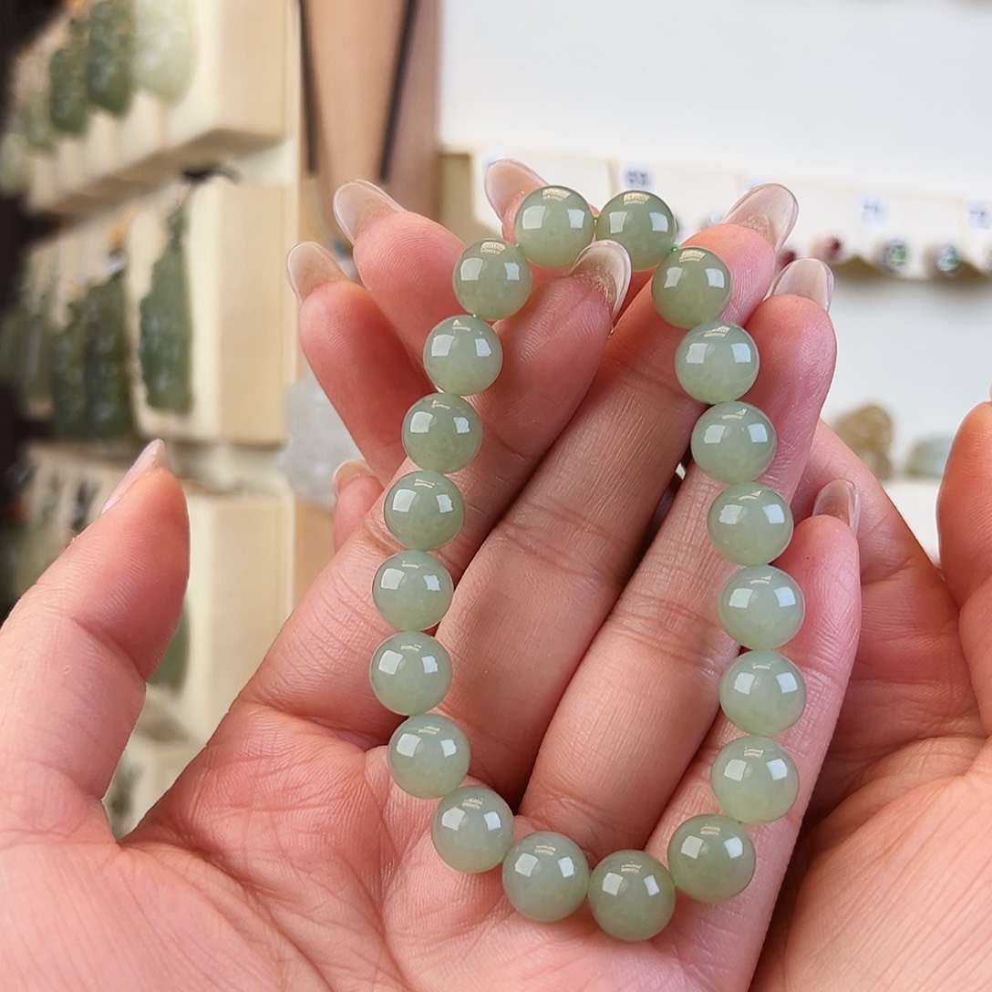 趴***菜和田玉未镶嵌颈饰