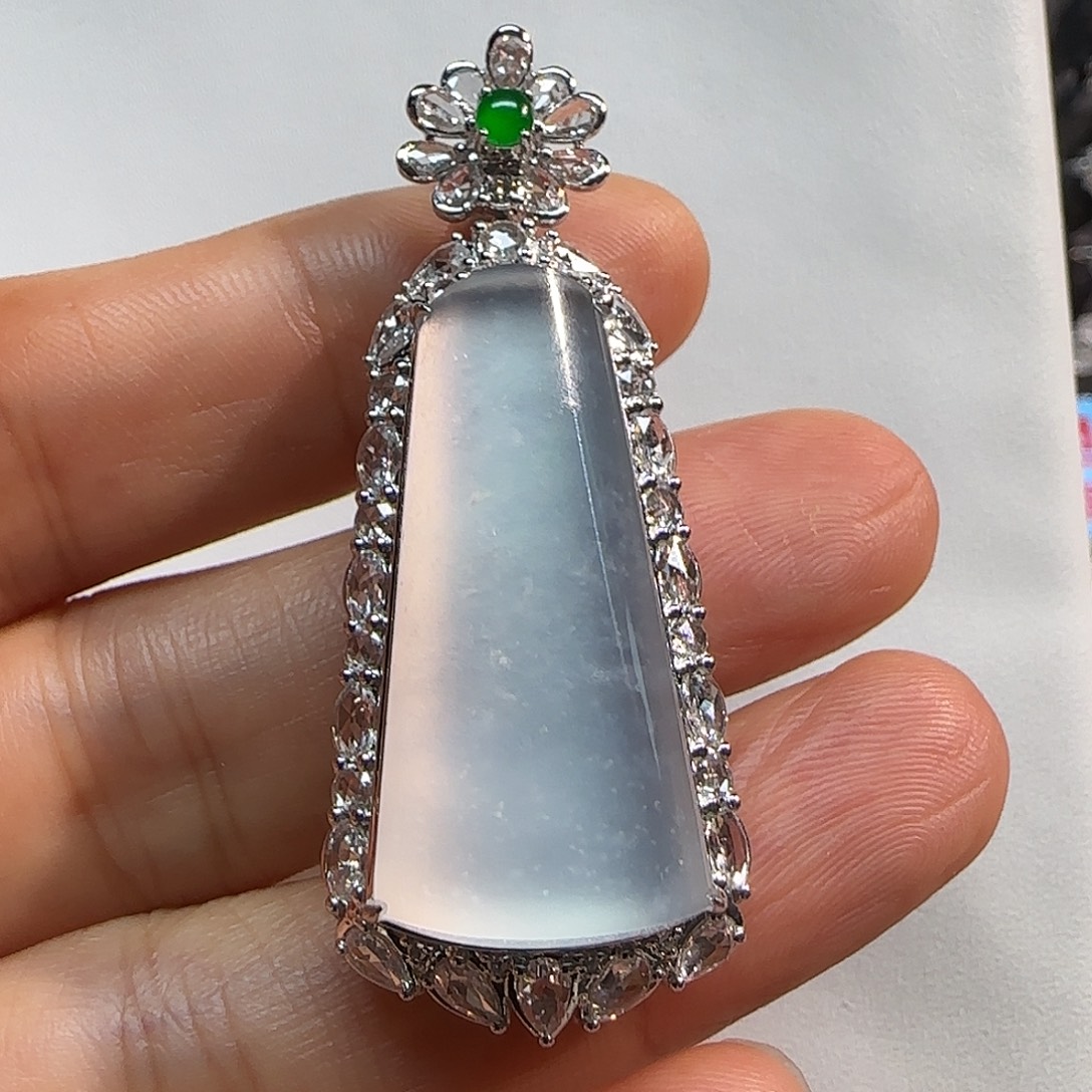 彩***，翡翠18K金镶嵌颈饰无事牌