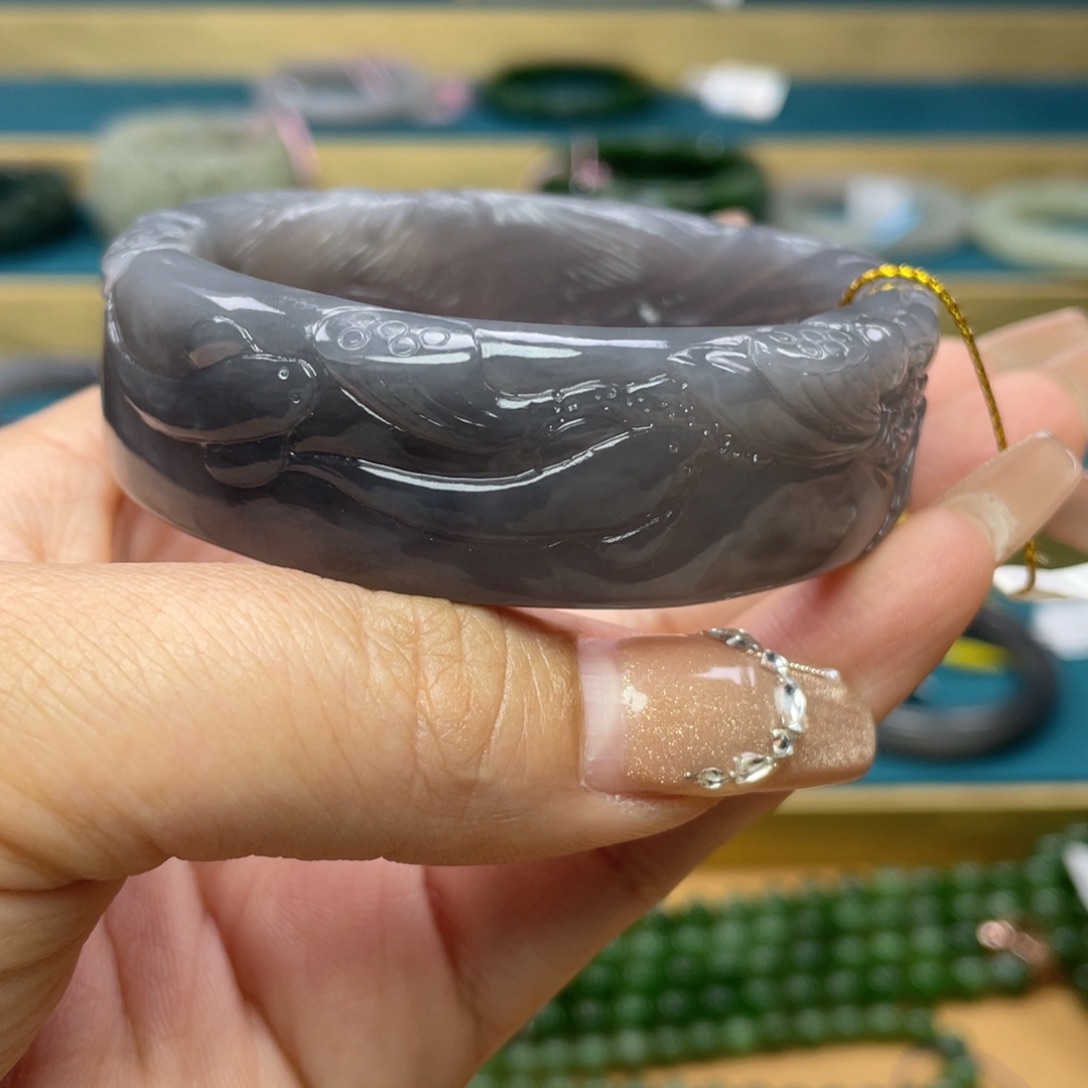 和田玉手镯56圈口。编号74未镶嵌