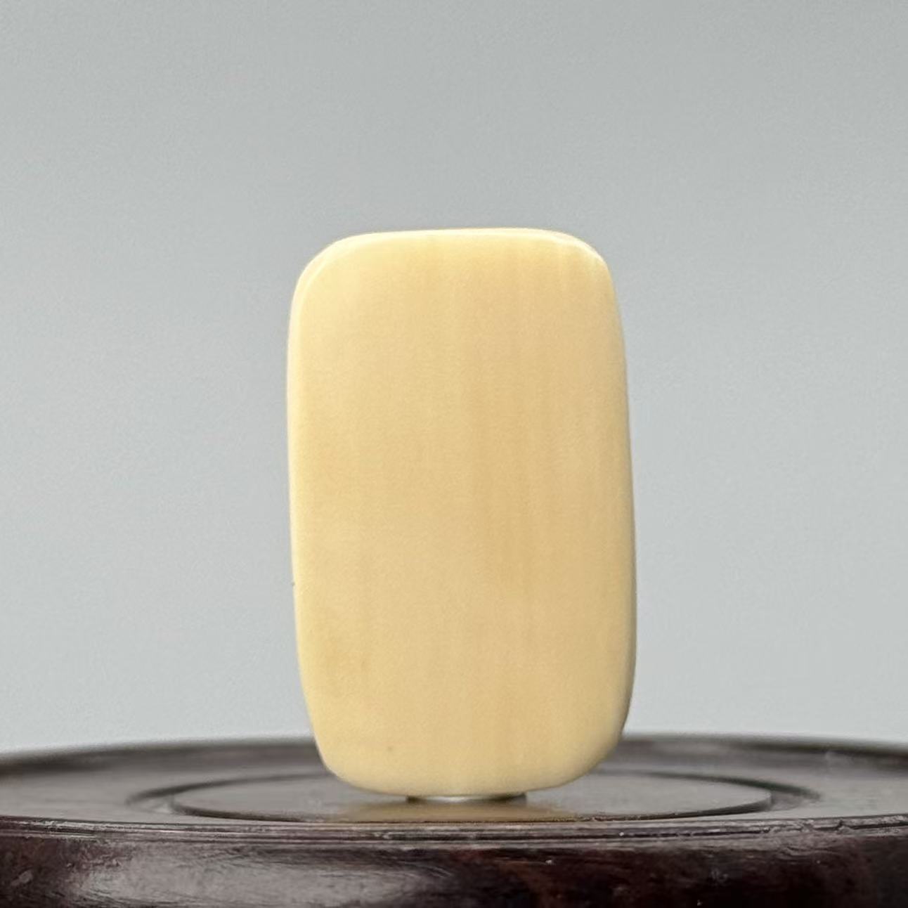 DEZHI/德志31*18*4mm4g无事牌吊坠天然猛犸牙/默认打孔绑绳Y422