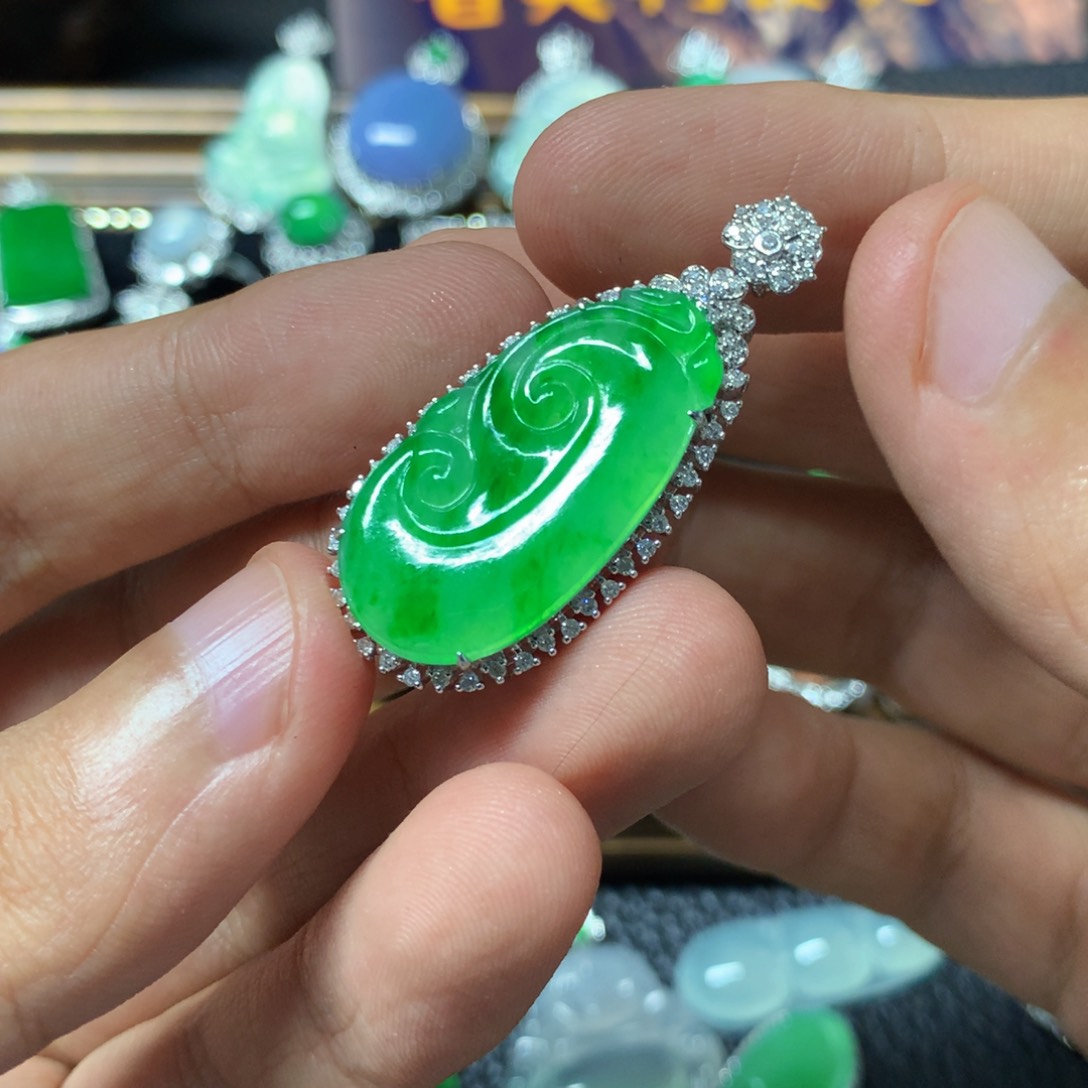 翡翠18K金镶嵌颈饰