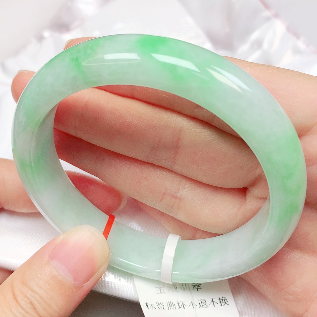 翡翠手镯未镶嵌抖音558