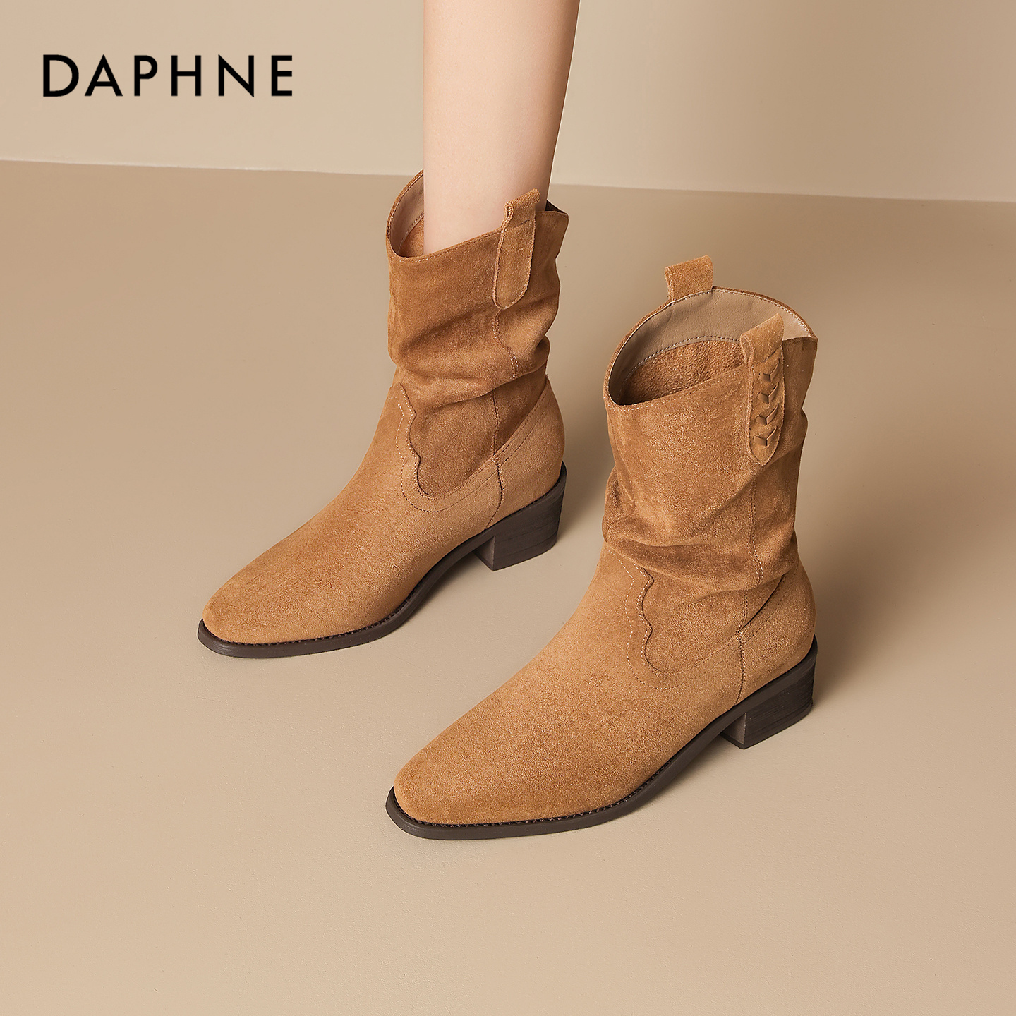 Daphne/达芙妮方头时尚瘦瘦靴女百搭配裙子堆堆靴粗跟时装靴短靴