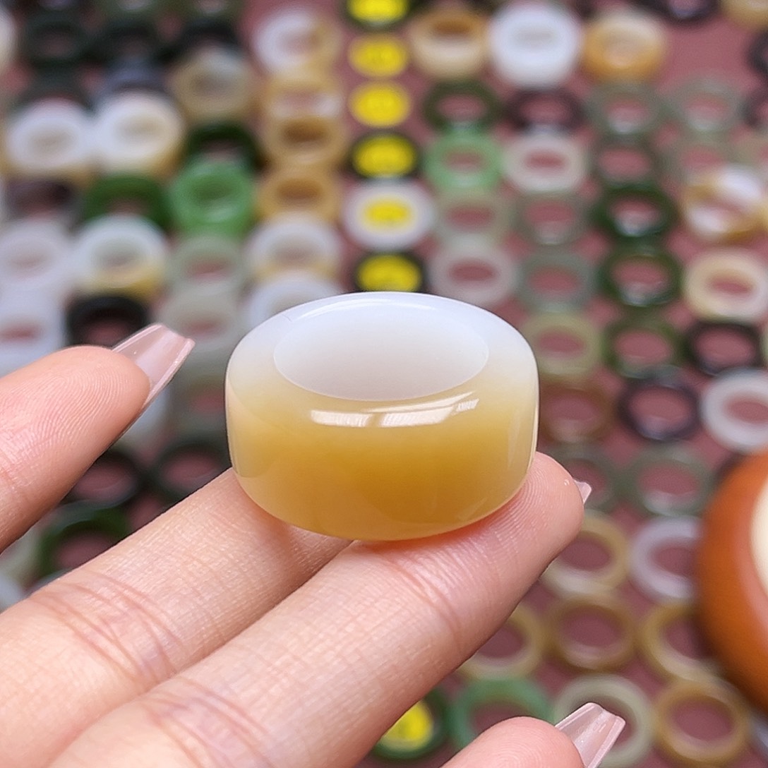 和田玉戒指未镶嵌17.9内径渐变糖