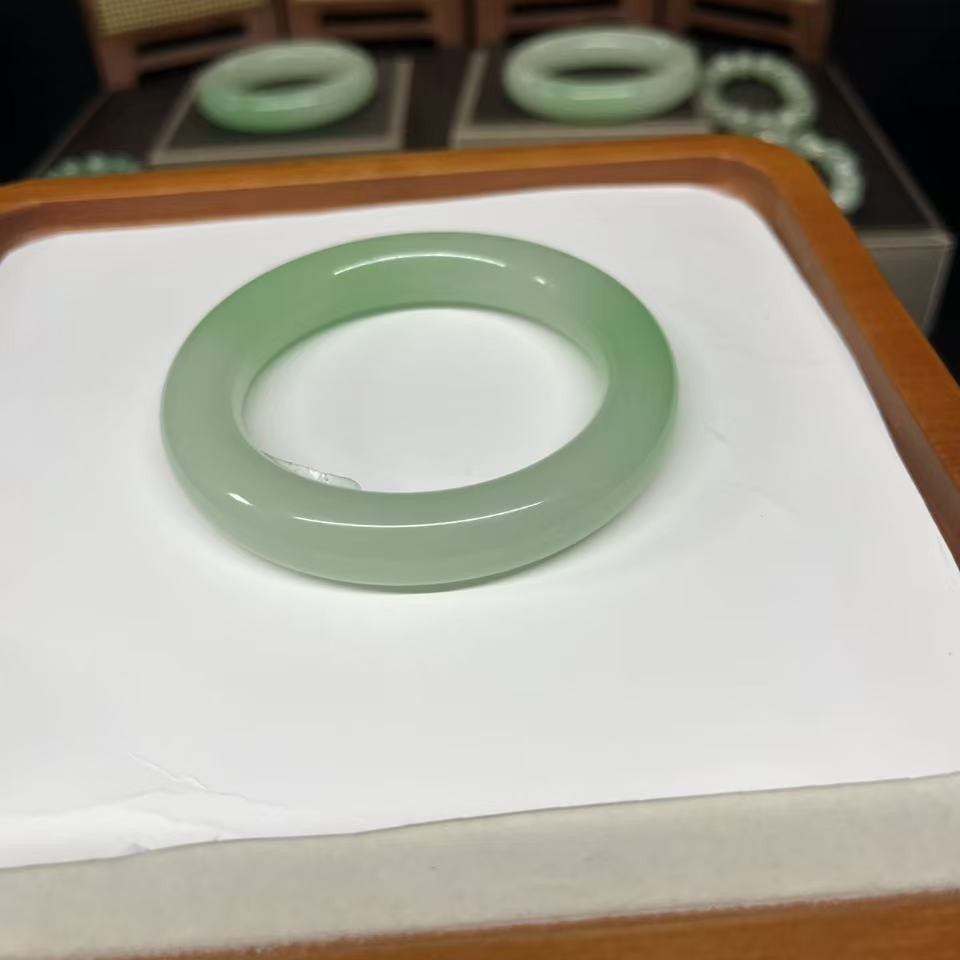 春色飘雪石英岩玉镯