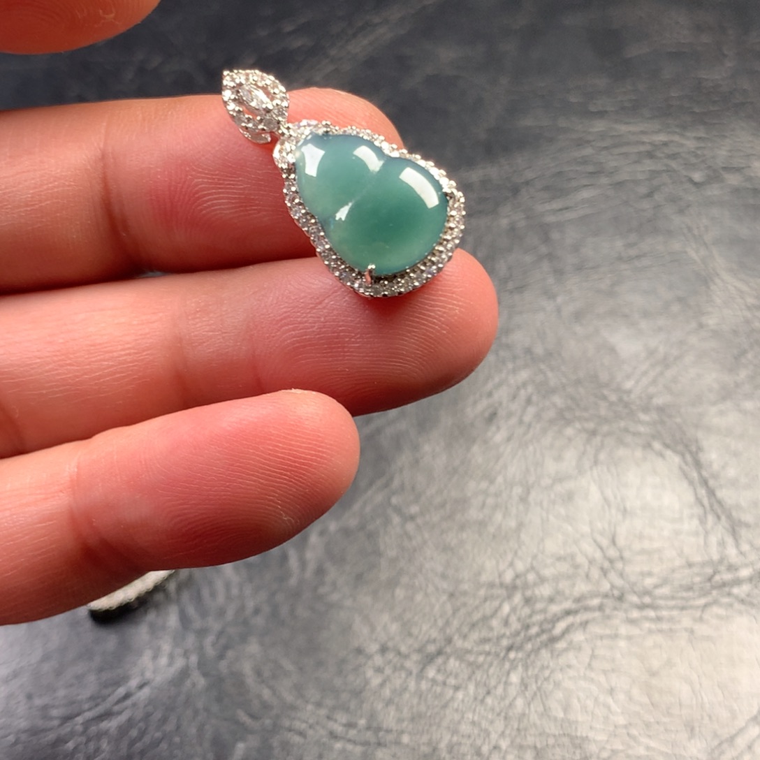 翡翠未镶嵌颈饰葫芦