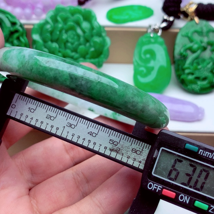 莱***店翡翠未镶嵌手镯手镯