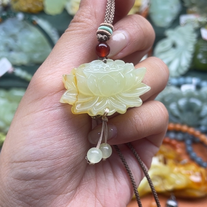 蛇纹石玉吊坠合金