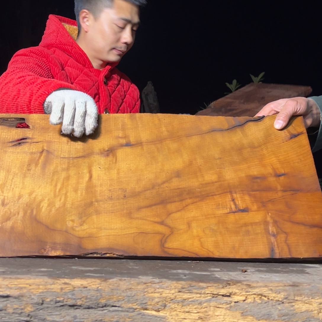 阴沉木冯****e金丝楠木根料摆件等