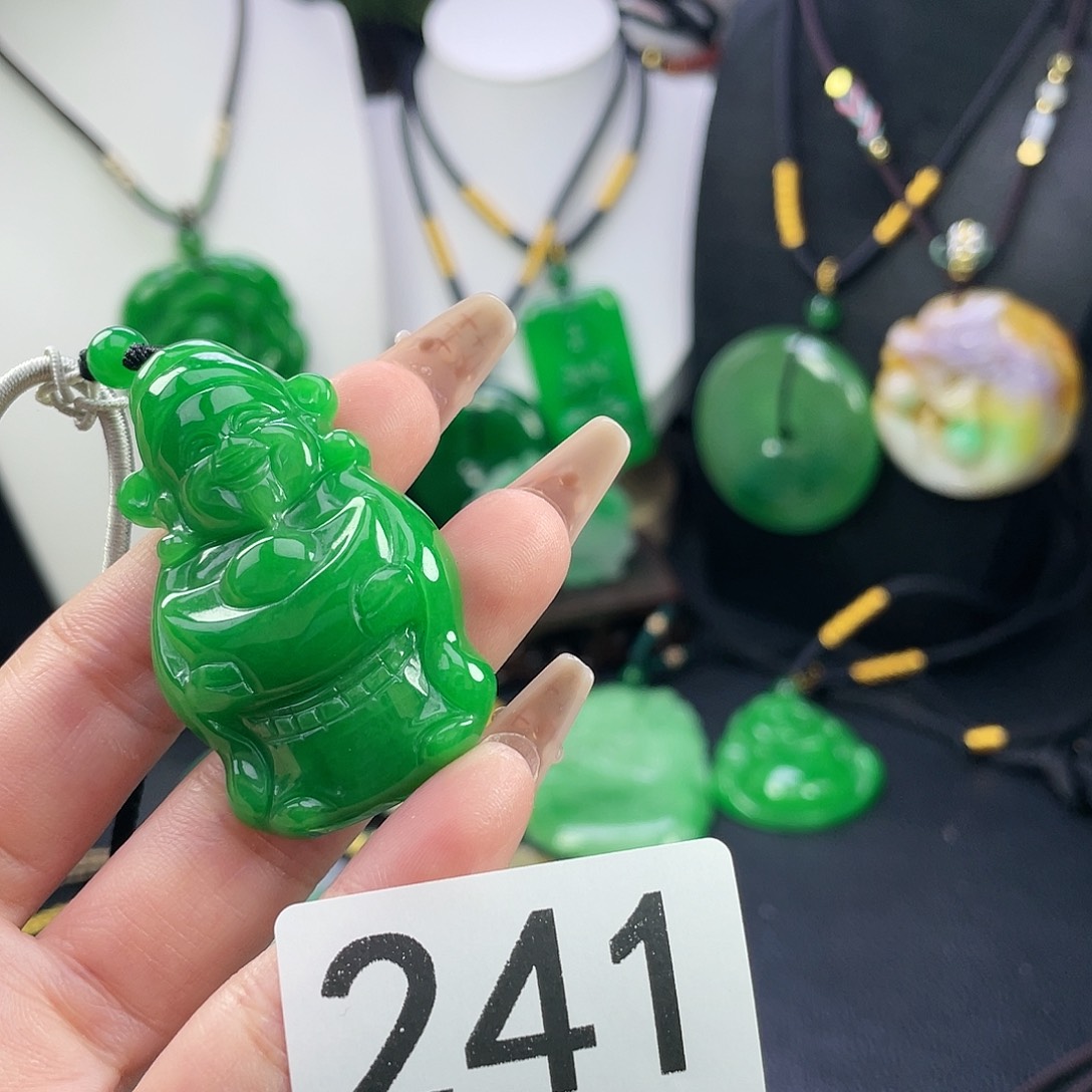 翡翠未镶嵌吊坠(赠链)