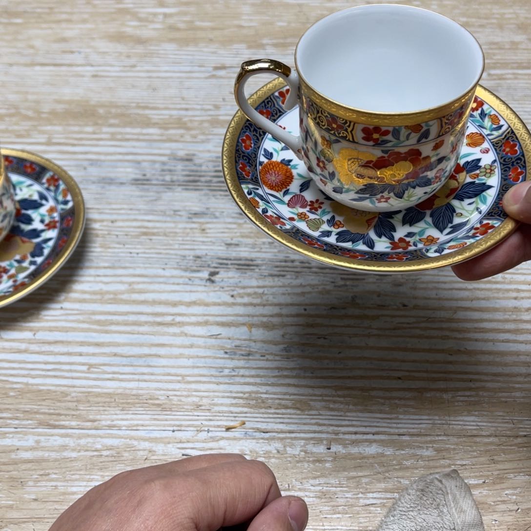 瓷片芹*密密麻麻地排列着