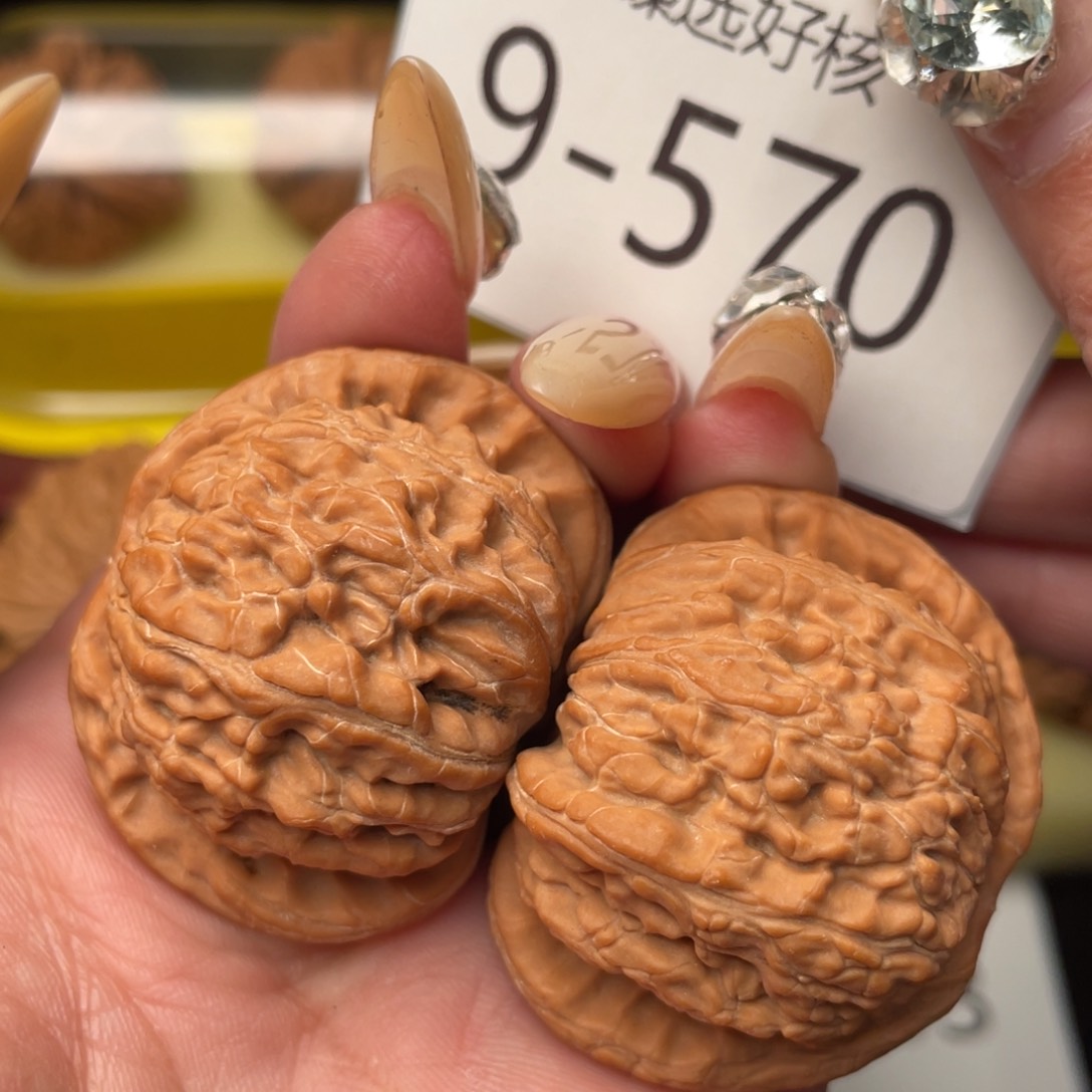 文玩核桃把件42红皮白狮子