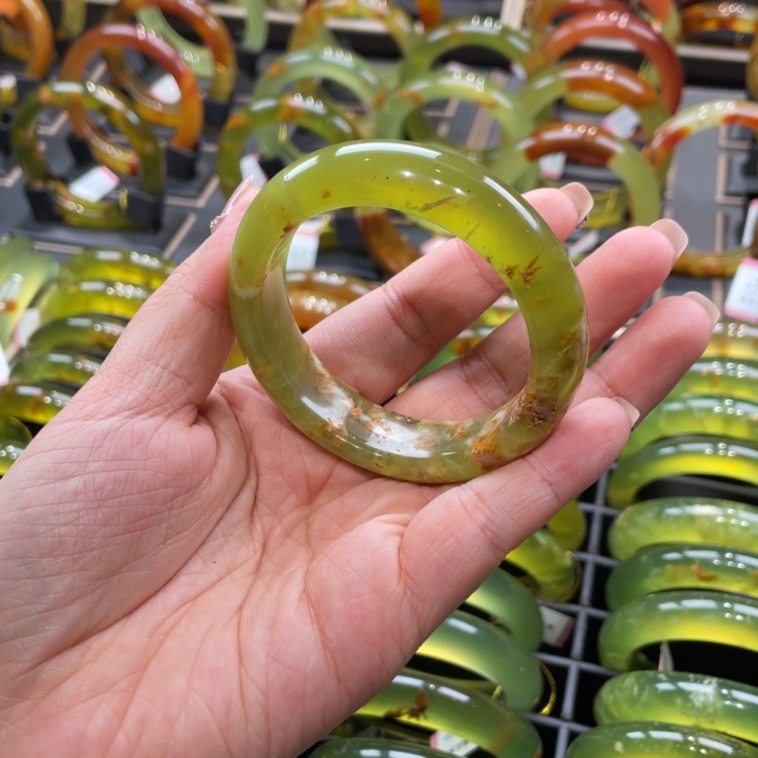 蛇纹石玉手镯未镶嵌