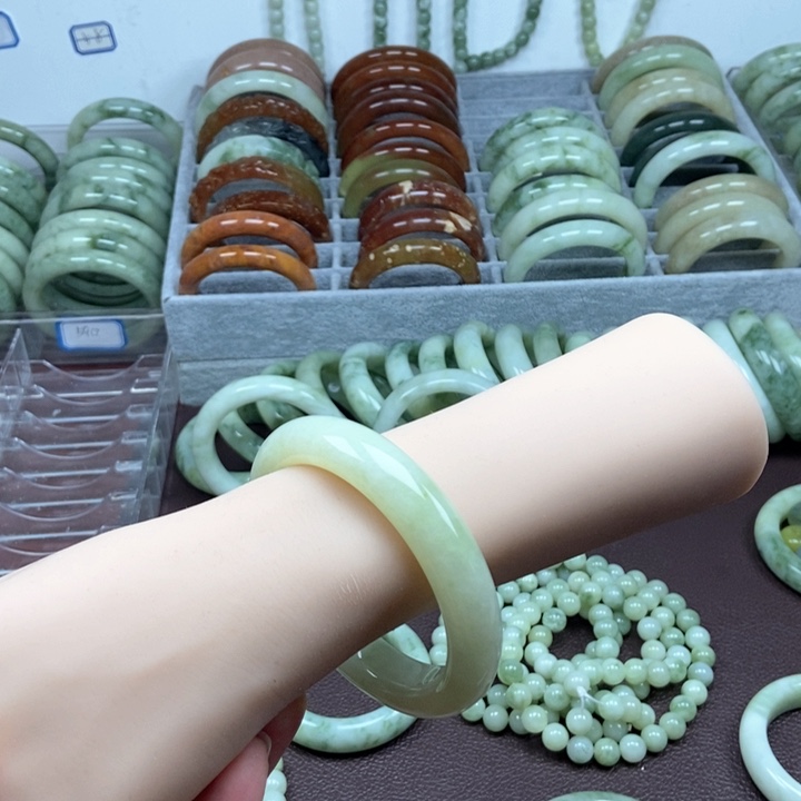 蛇纹石玉手镯未镶嵌