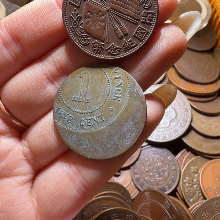 世***飞两个铜币工艺品摆件