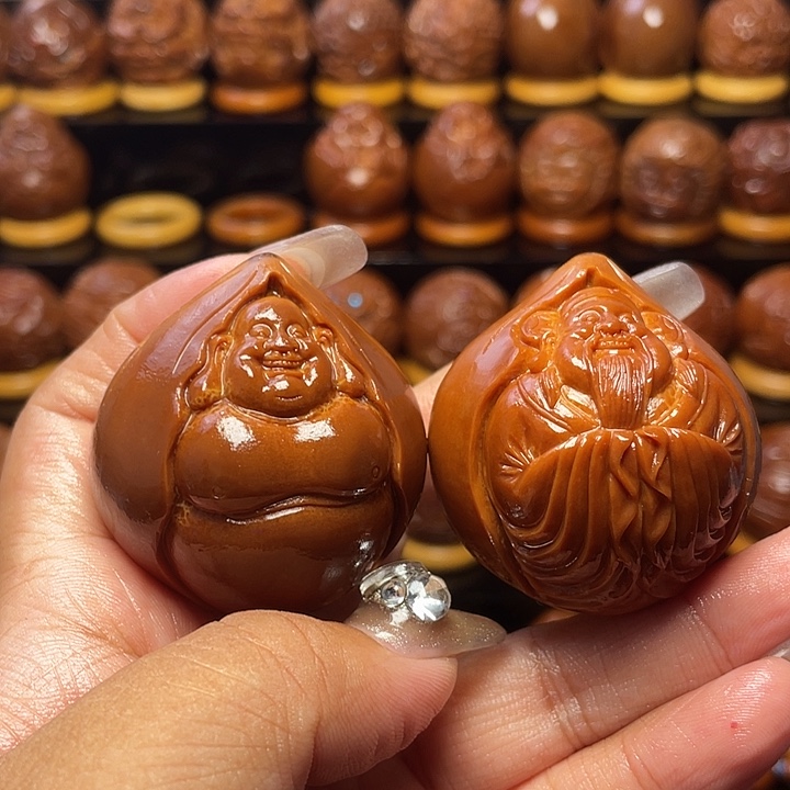 那***代橄榄核把件橄榄雕刻