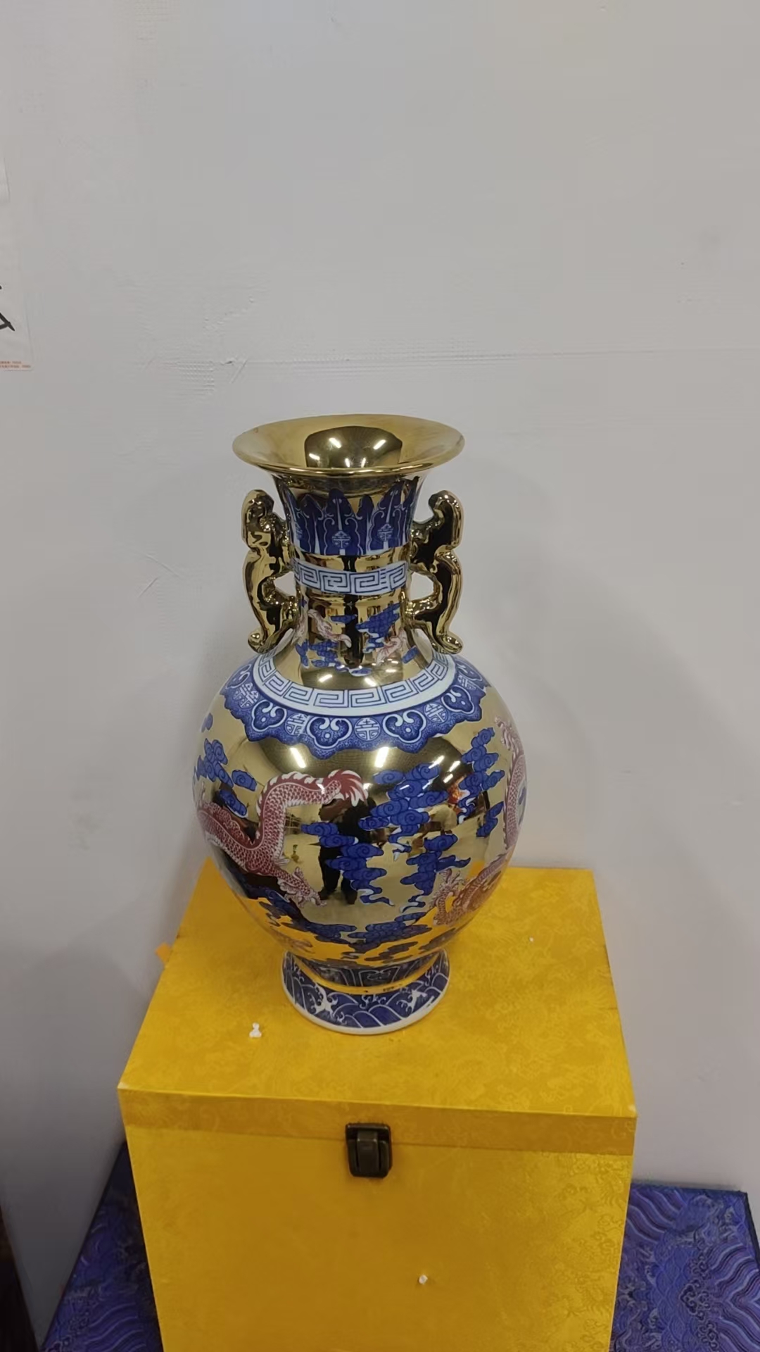 青花龙纹双耳赏瓶陶瓷