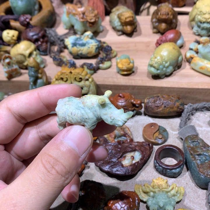 未镶嵌岫岩河磨玉（透闪石质玉）挂件