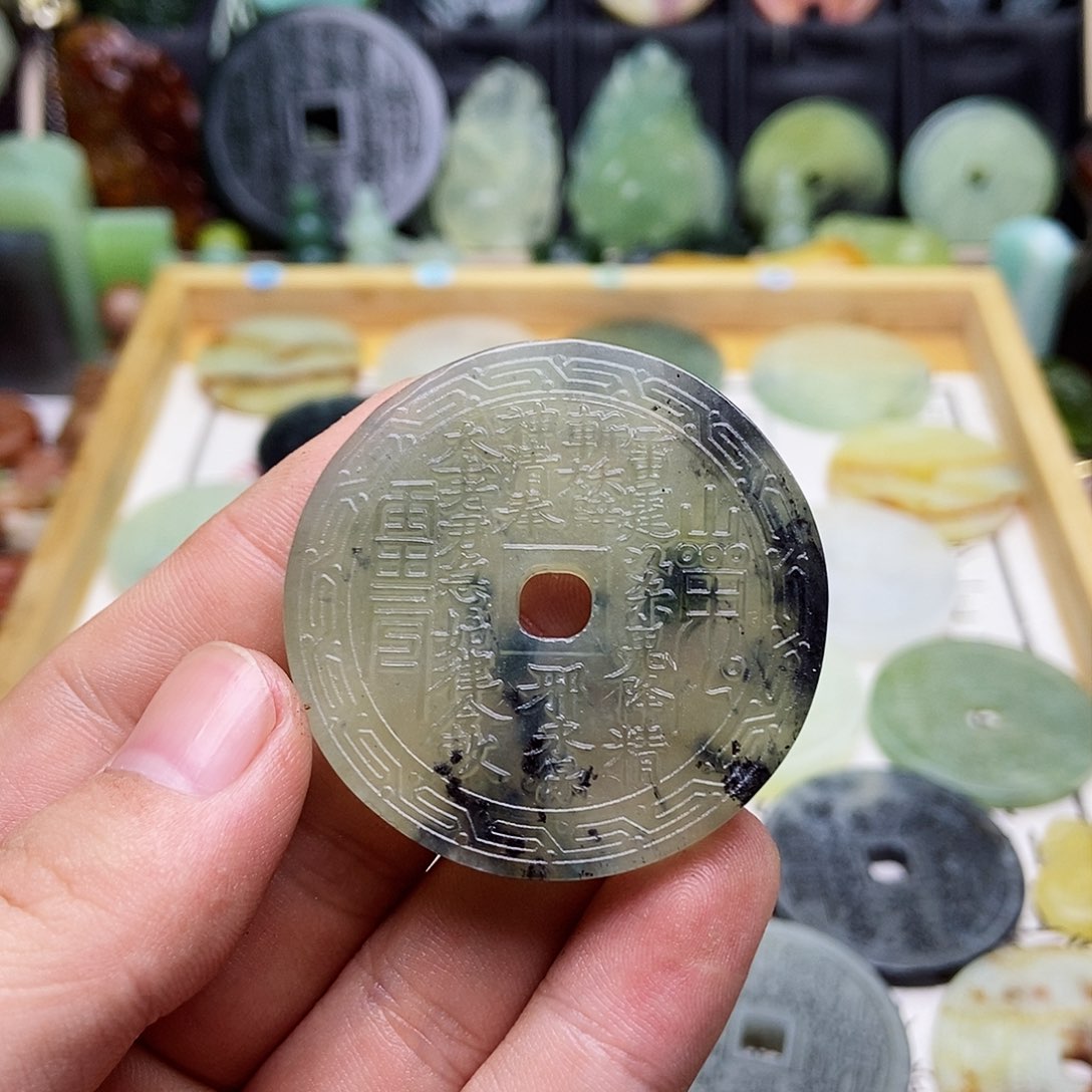 蛇纹石玉挂件未镶嵌