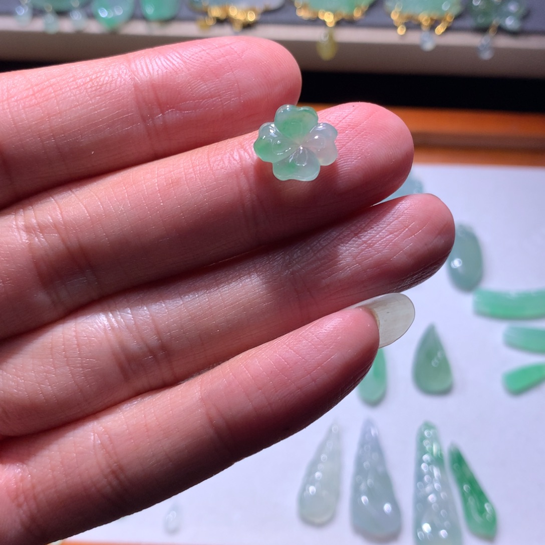 卜***豆定制翡翠未镶嵌四叶草