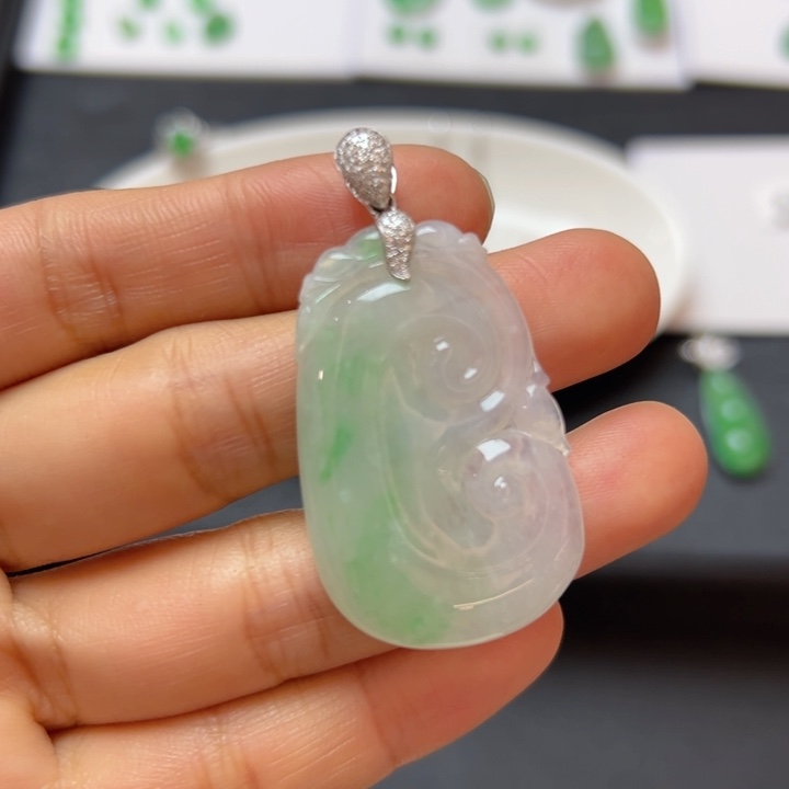 翡翠吊坠(不含链)18K金镶嵌如意