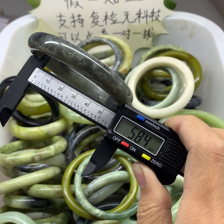 蛇纹石玉未镶嵌手镯1