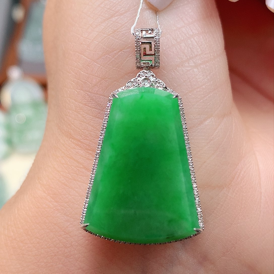 颈饰18K金镶嵌翡翠无事牌