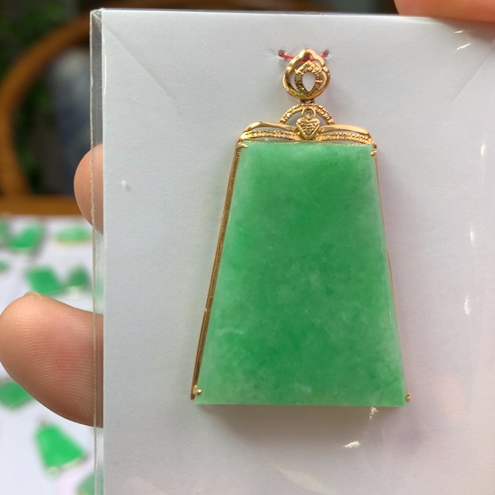 翡翠18K金镶嵌颈饰翡翠吊坠