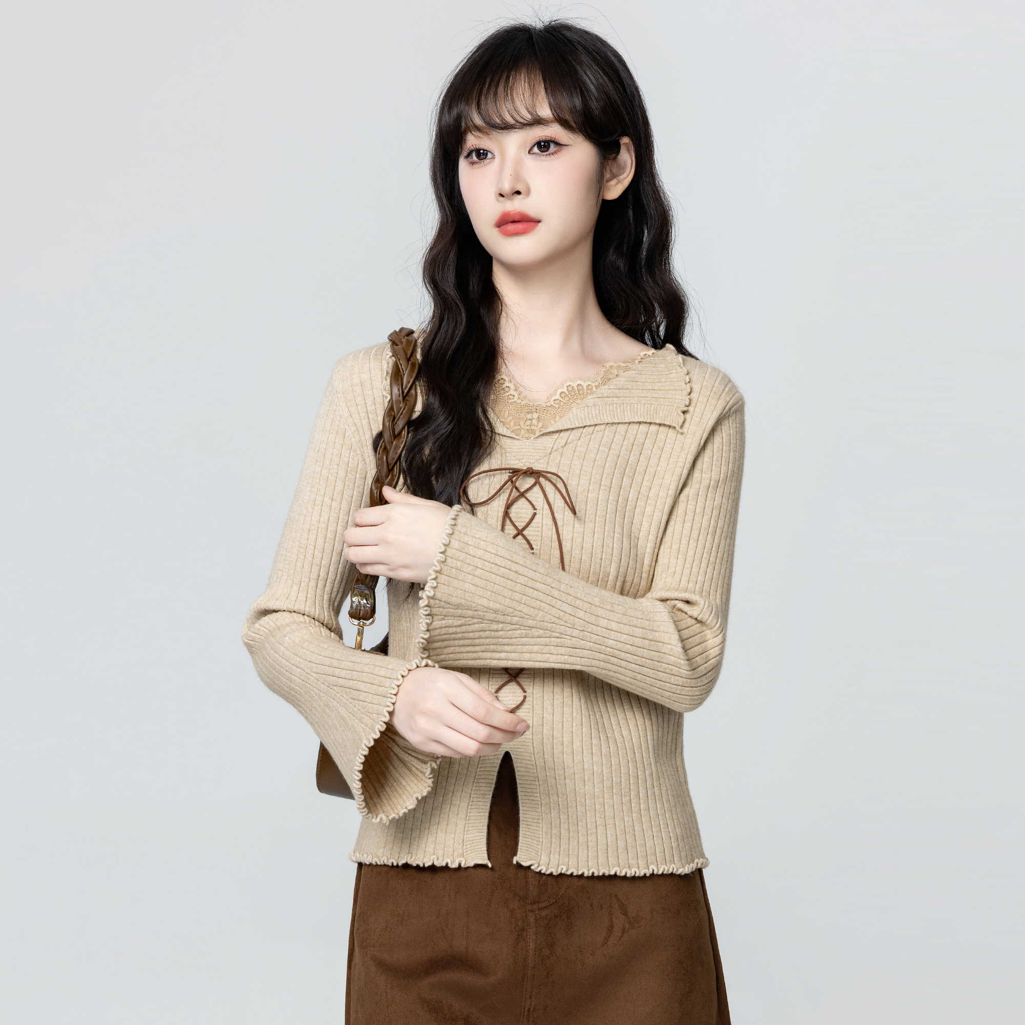 卡其色V领针织衫女春秋2025冬季新款蕾丝拼接打底衫外穿短款上衣