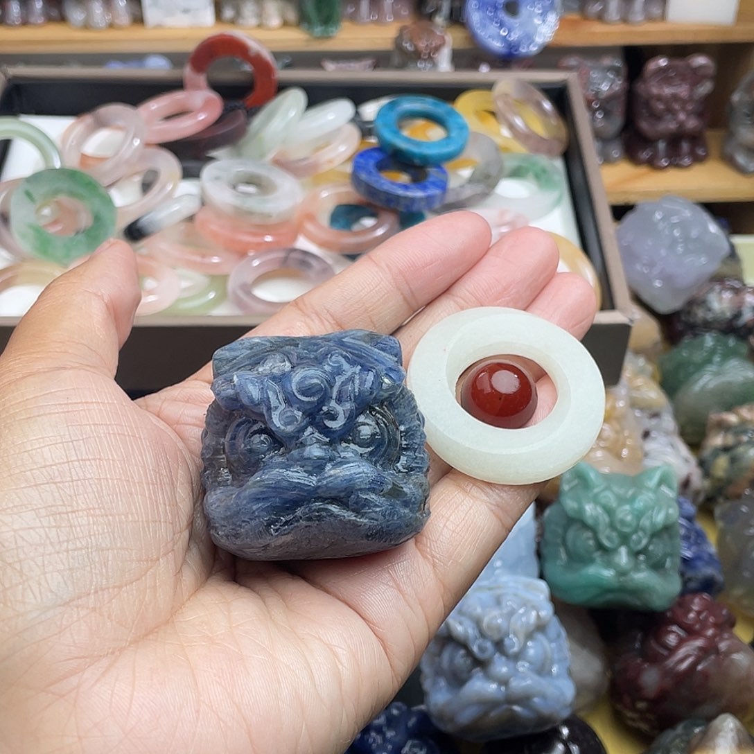 石材蓝晶醒狮把件