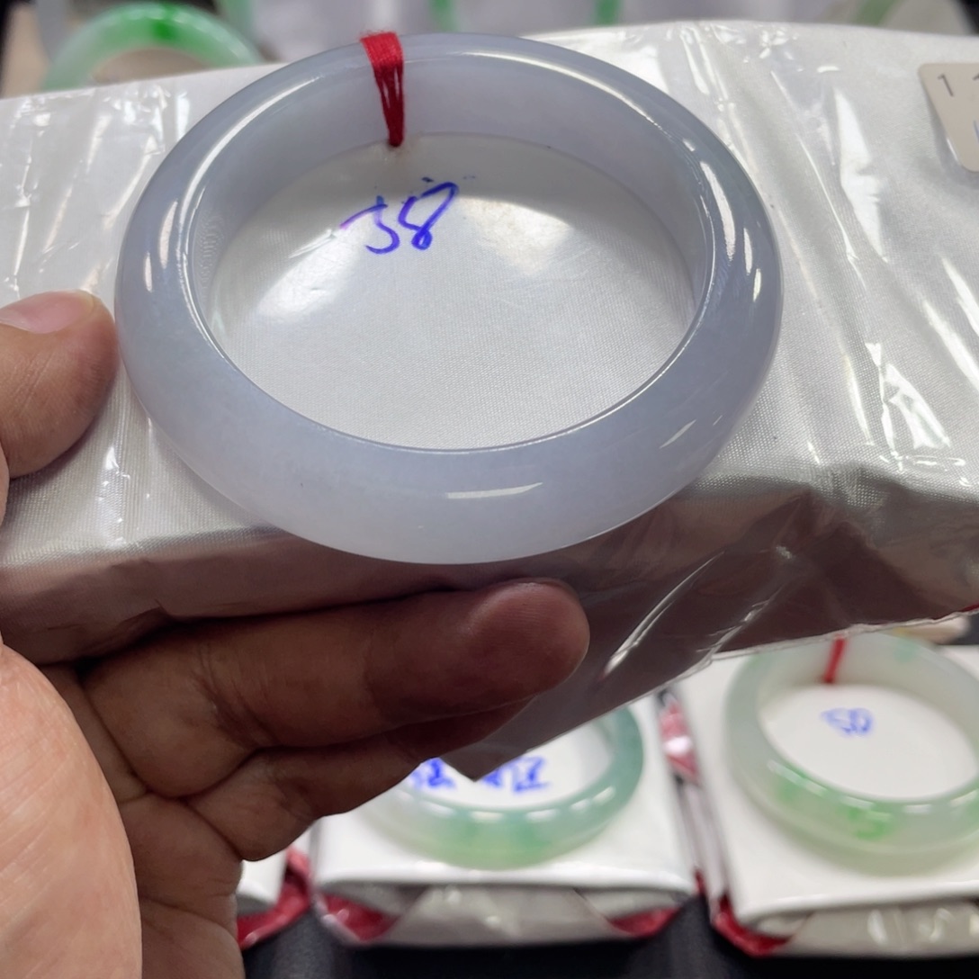 翡翠手镯未镶嵌翡翠