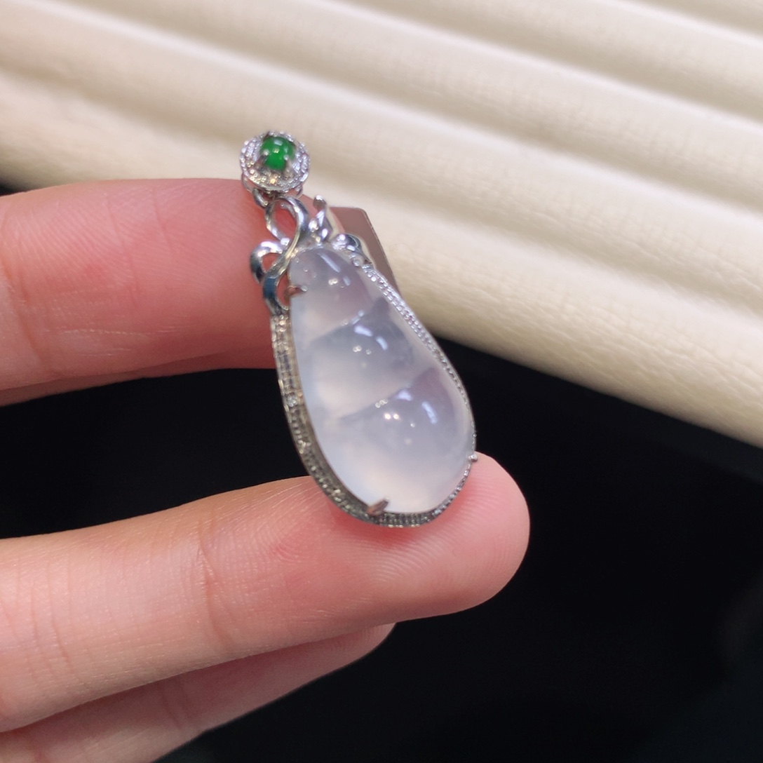 翡翠颈饰18K金镶嵌福豆