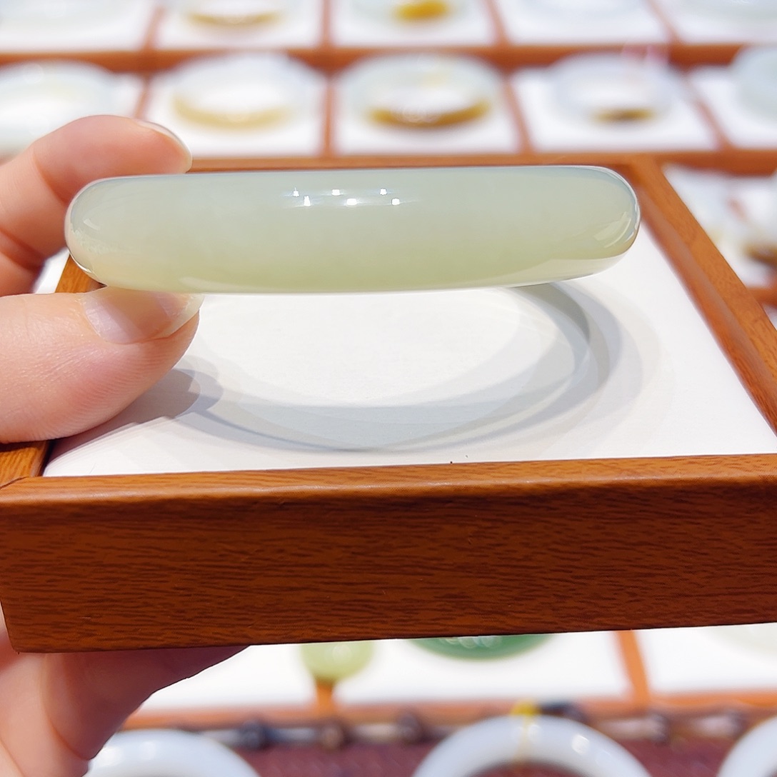 和田玉未镶嵌手镯