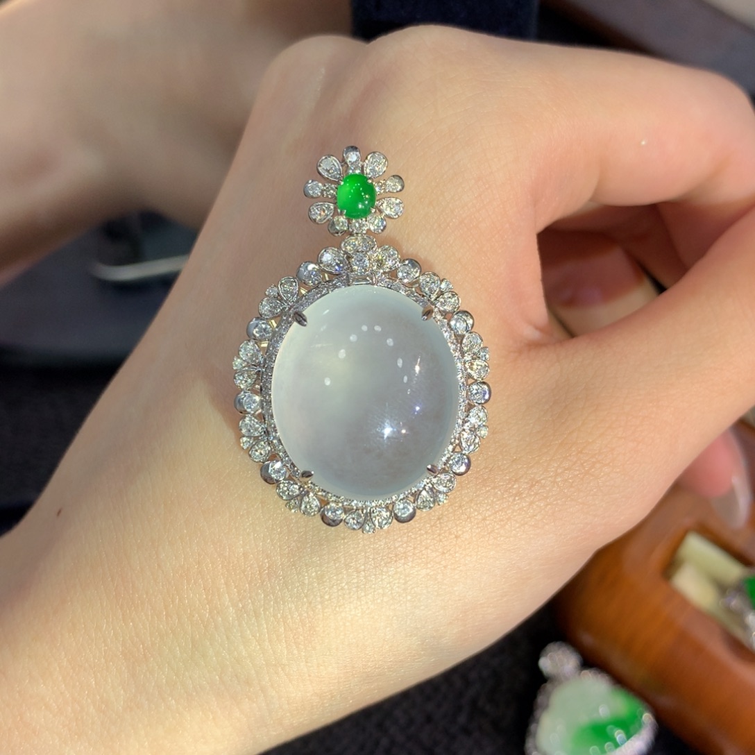 颈饰18K金镶嵌翡翠