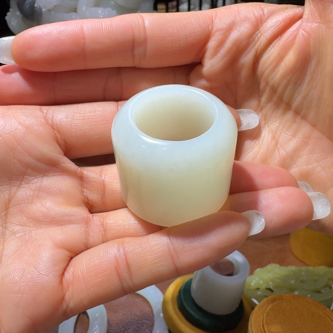 和田玉未镶嵌把件