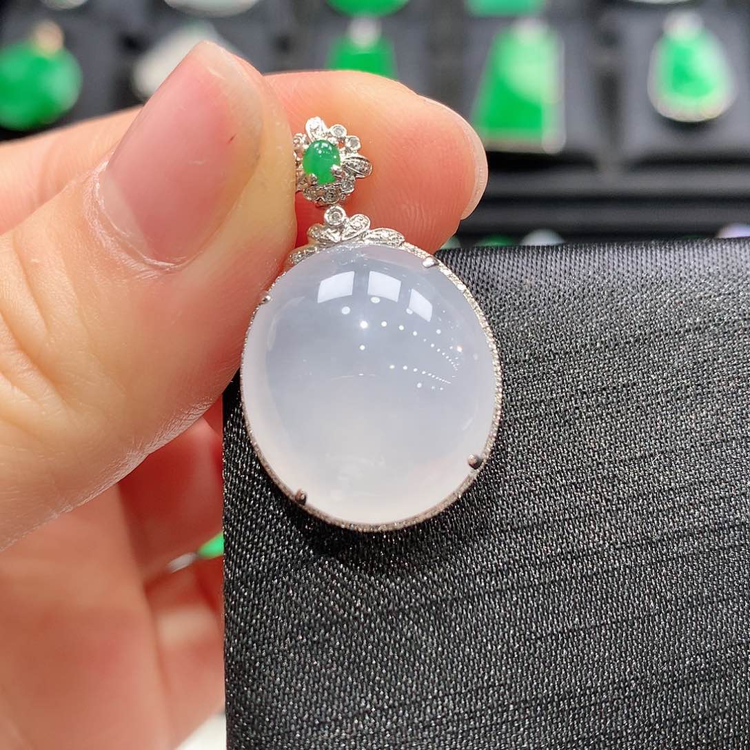 翡翠18K金镶嵌颈饰蛋面