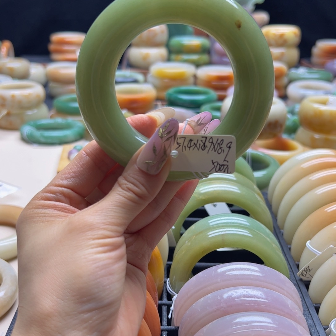 石英质玉手镯未镶嵌并****~