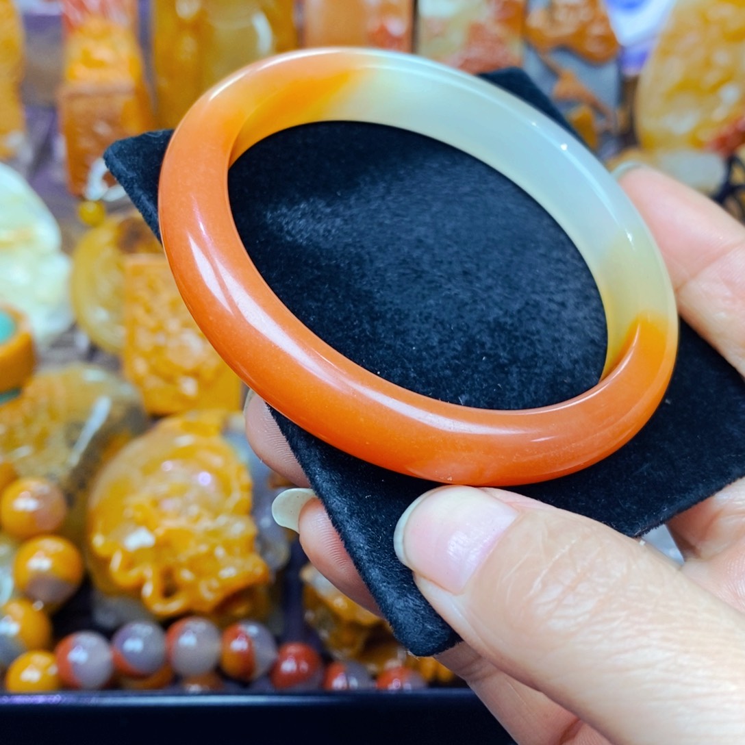 未镶嵌石英质玉（黄龙玉）颈饰