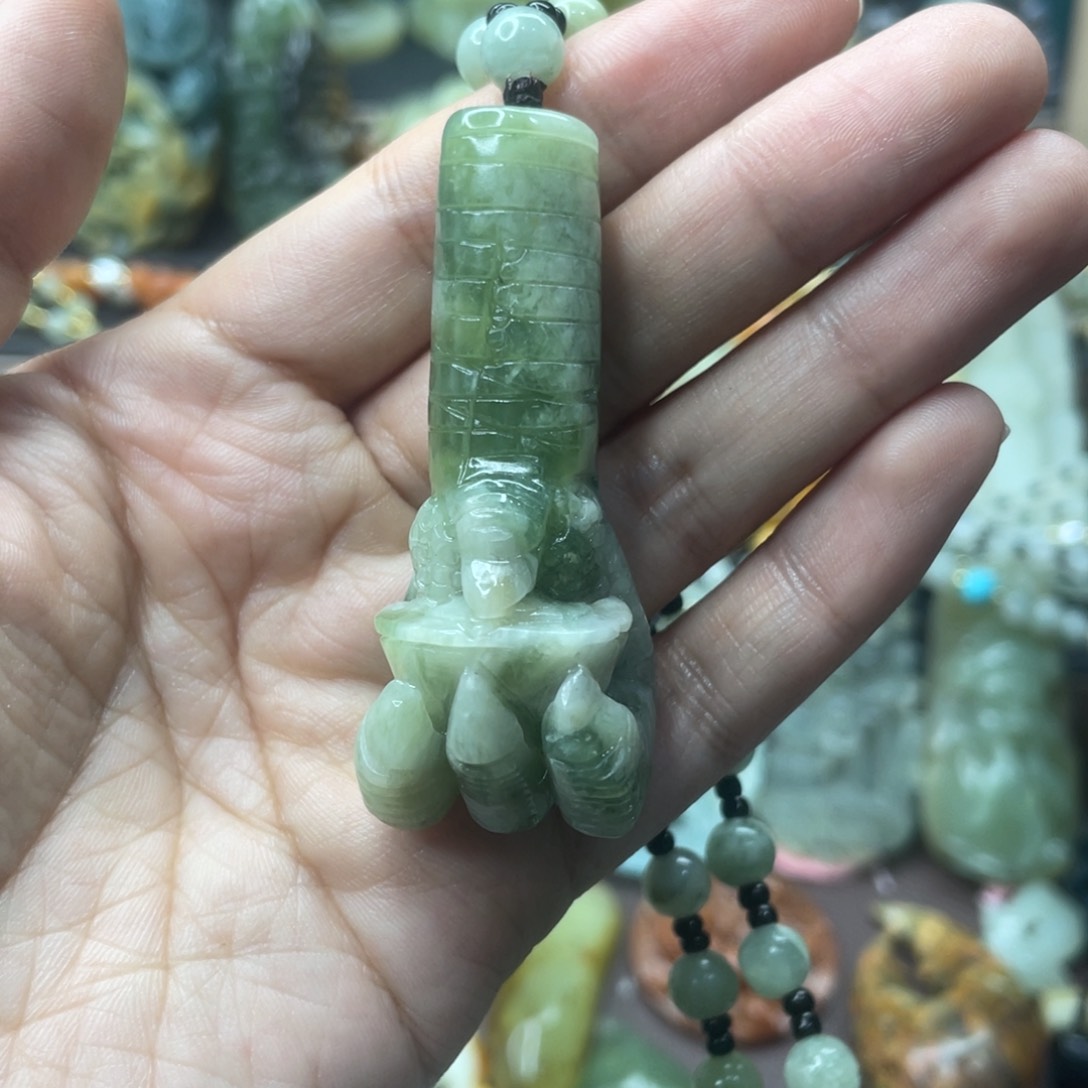 蛇纹石玉未镶嵌颈饰