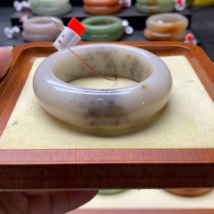 未镶嵌手镯石英质玉