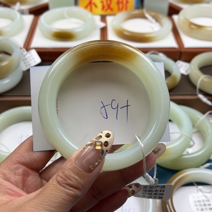 和田玉手镯未镶嵌情**己
