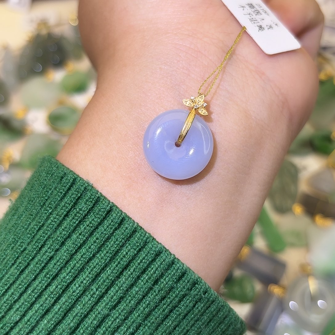 大***子翡翠18K金镶嵌颈饰平安扣