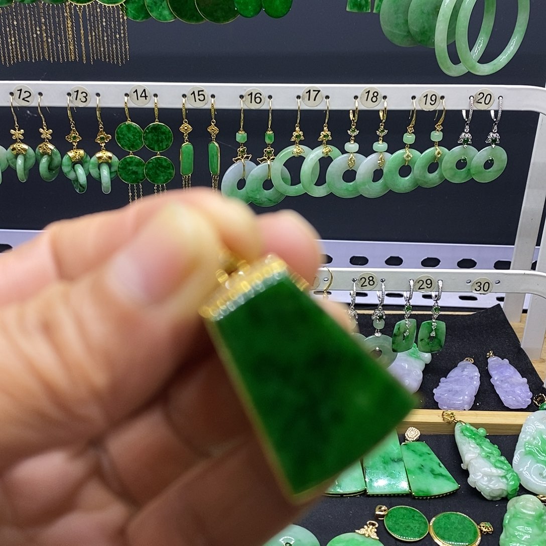 翡翠18K金镶嵌吊坠(赠链)吊坠