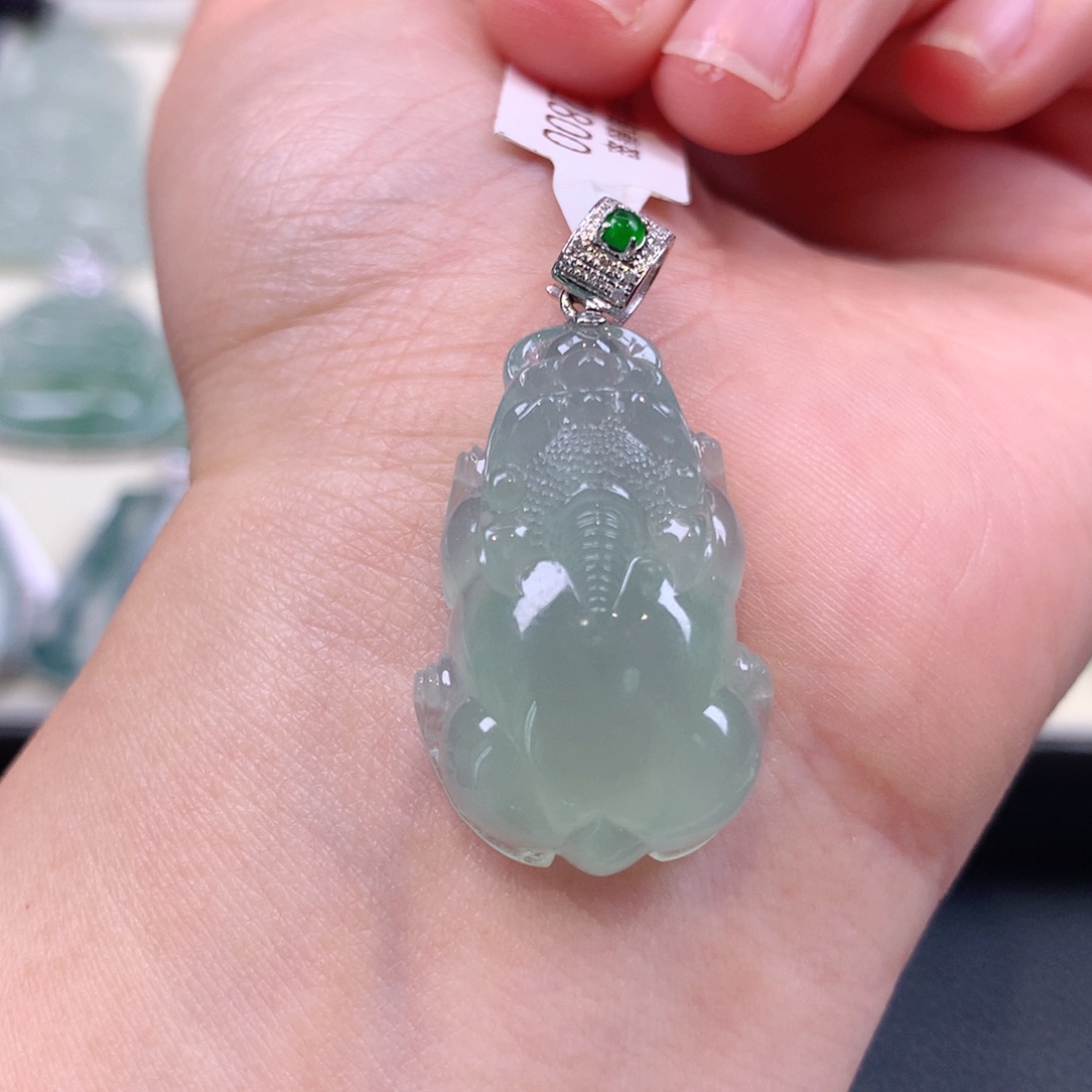 翡翠18K金镶嵌颈饰貔貅