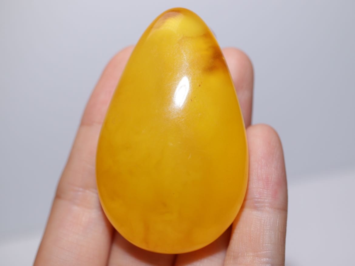 特价鸡油黄蜜蜡水滴吊坠 微微瑕 59.9*37*19.5mm 23