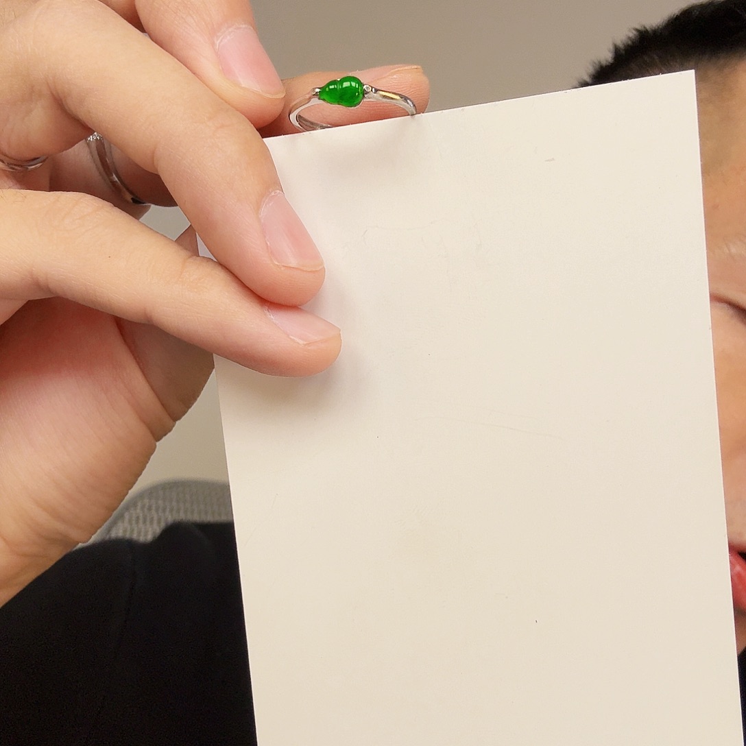 翡翠未镶嵌颈饰一件