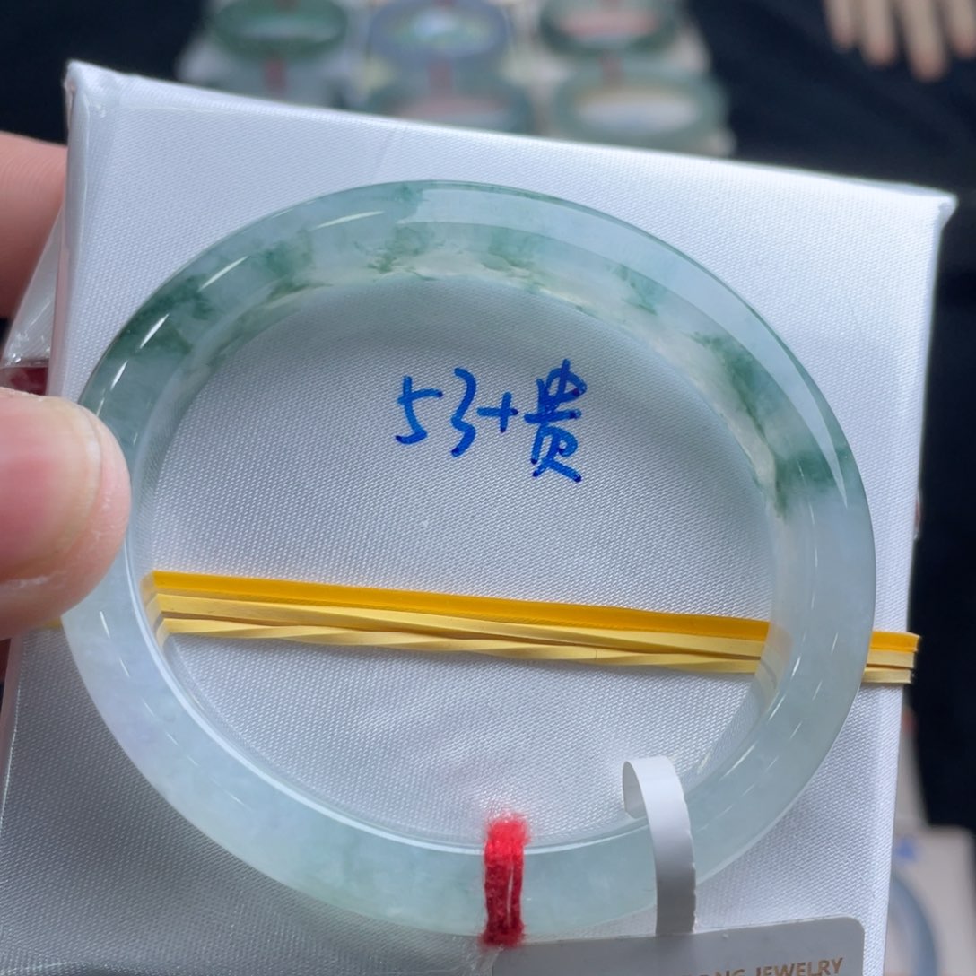 翡翠手镯未镶嵌翡翠手镯